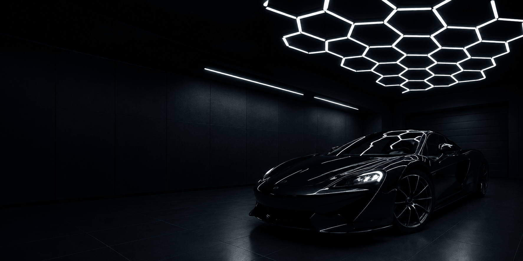 Carro esportivo preto em estúdio escuro sob iluminação hexagonal