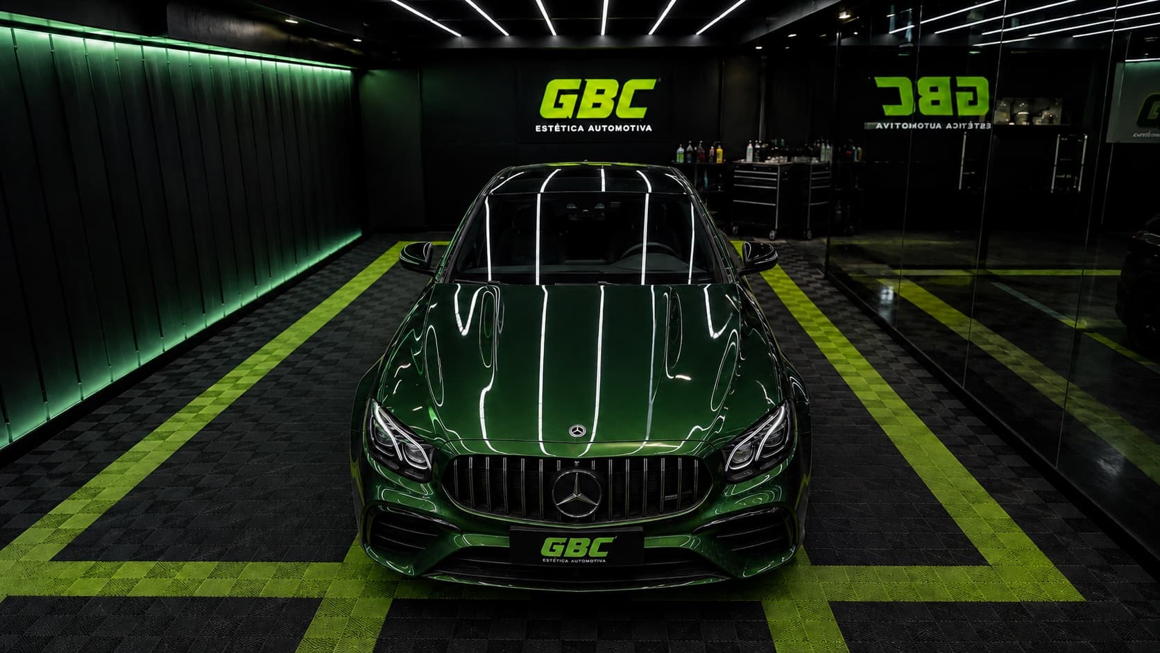 Mercedes-AMG verde no estúdio da GBC depois da correção de pintura, com o verniz refletindo as luminárias
